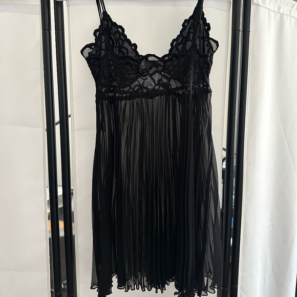 🖤 Black Lace Sleep Tank – Flowy & Feminine - Picture 1 of 2